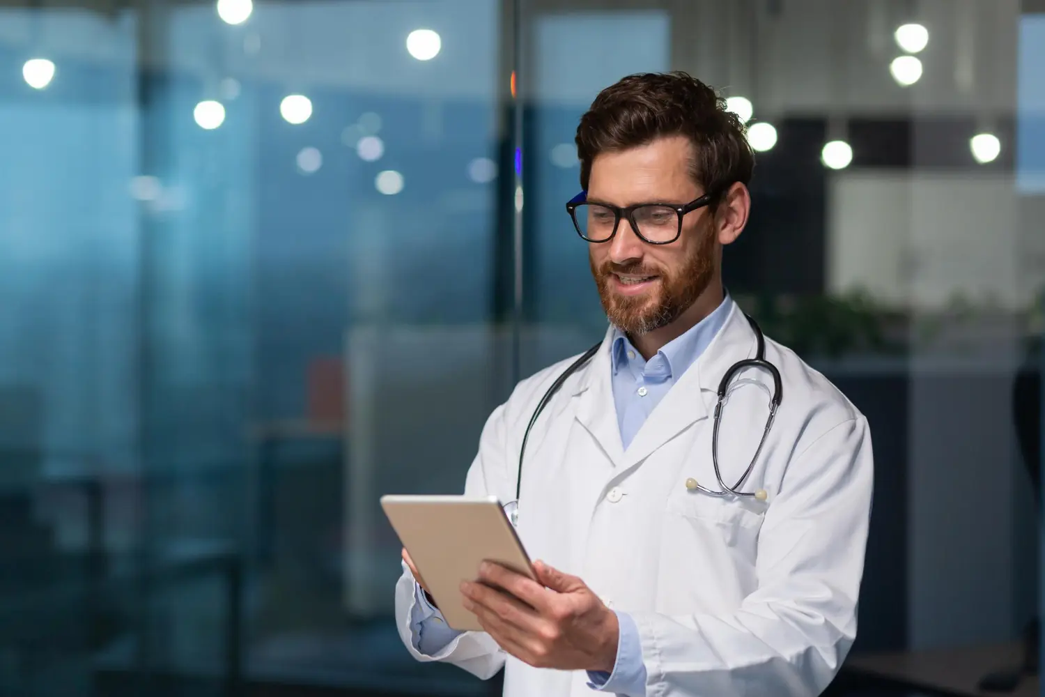 Especialidades médicas e seus salários no Brasil: Foto de um médico especialista em um escritório