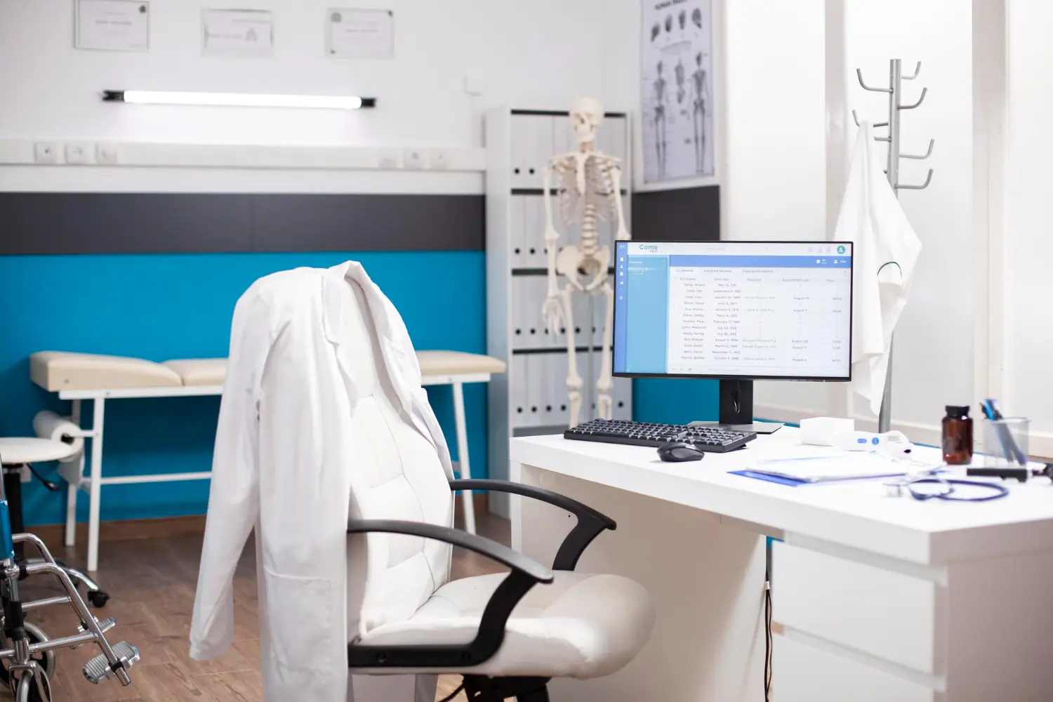 Erros mais comuns na gestão financeira de clínicas e consultórios: Foto de uma clínica médica com um computador mostrando dados dos pacientes