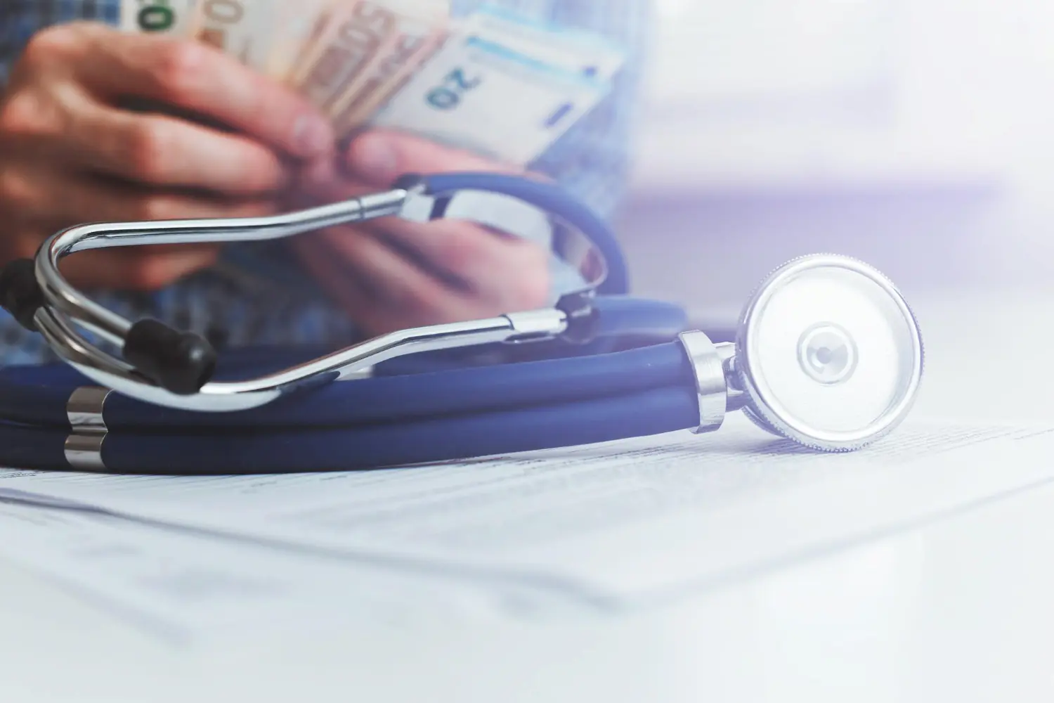 Salário médico: Foto de um médico recebendo seu salário