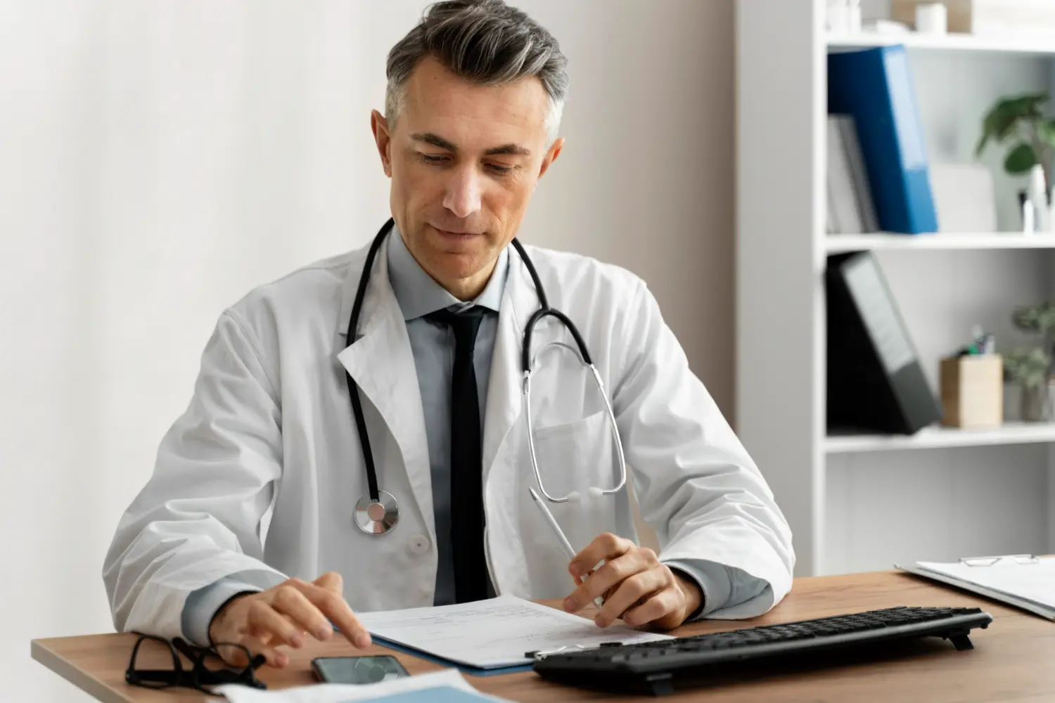 Tributação para médicos: Foto de um médico realizando planejamento tributário