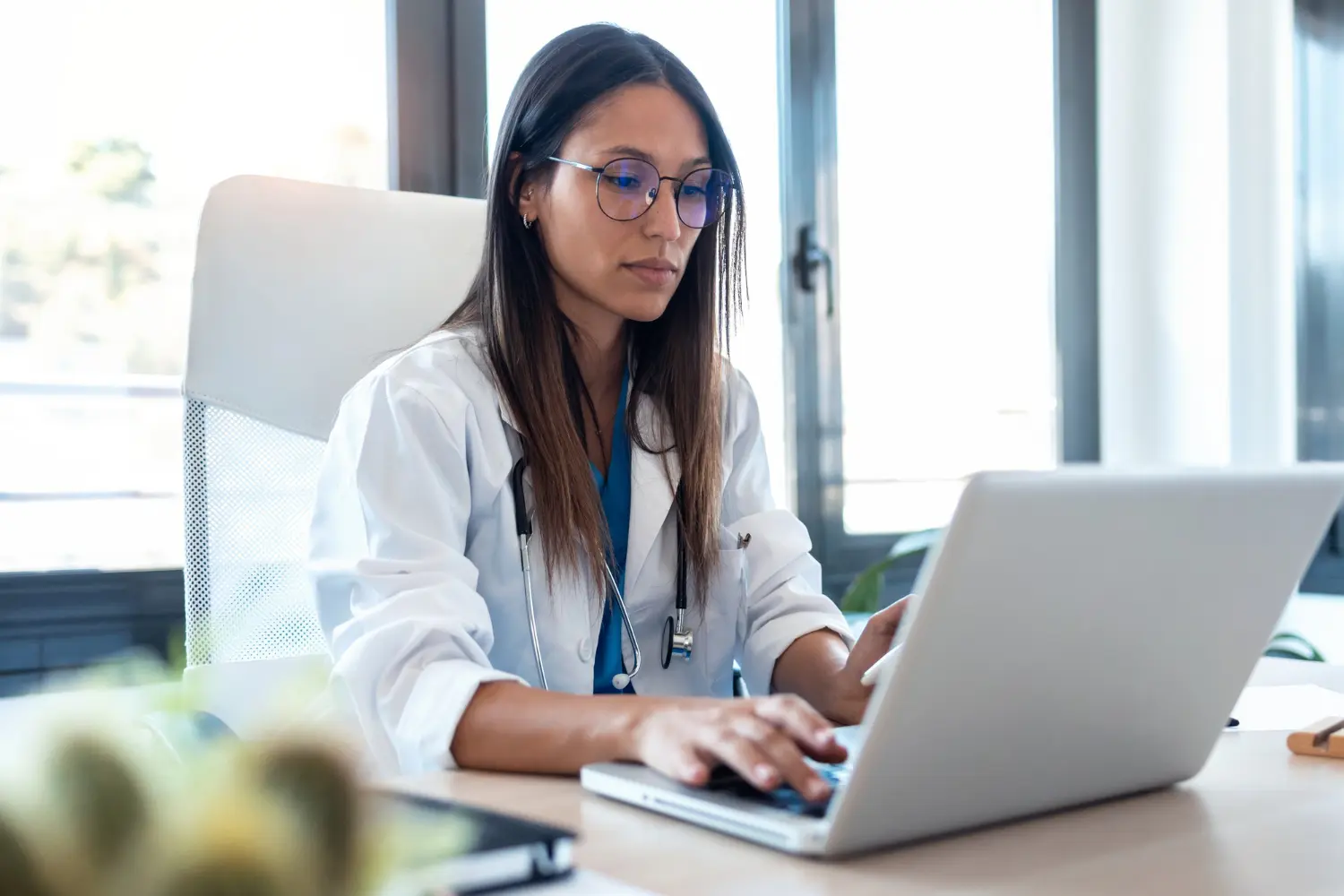 Whatsapp para médicos: Foto de uma médica utilizando o computador em seu escritório