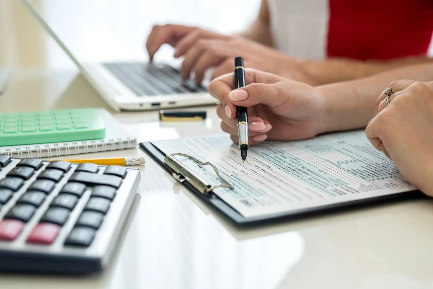 BPO Financeiro especialista em médicos: Foto de contadores analisando finanças de um médico