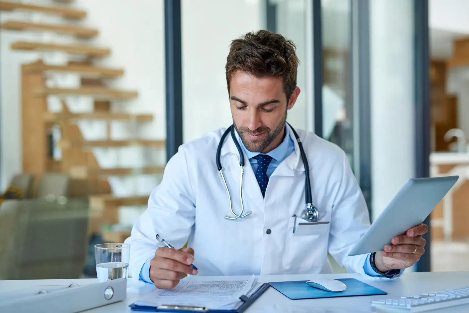Como fazer a equiparação hospitalar: Foto de um médico analisando planilhas