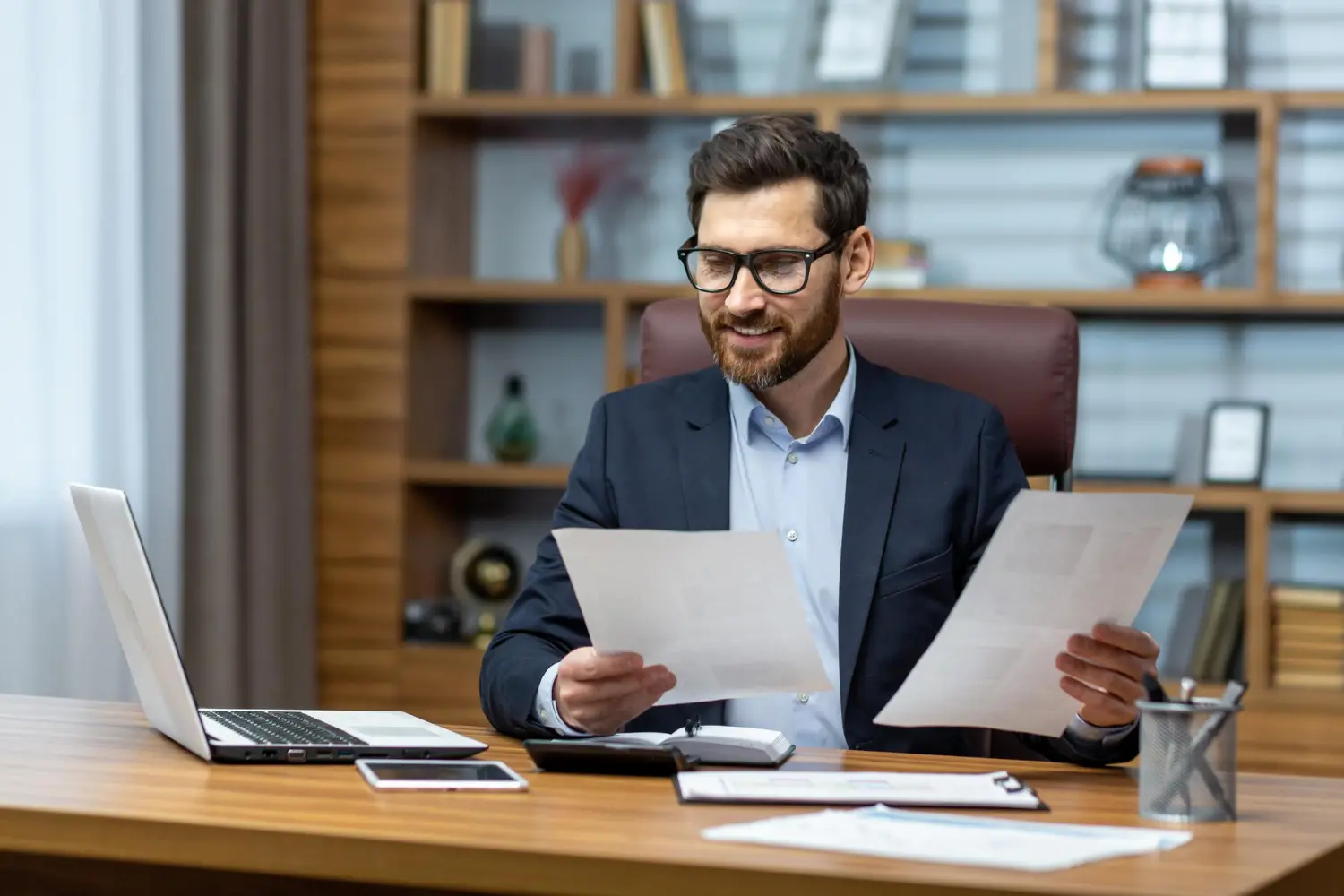 Diferenças contábeis entre médicos autônomos e sócios de clínicas: Foto de um contador comparando as diferenças entre dois clientes médicos