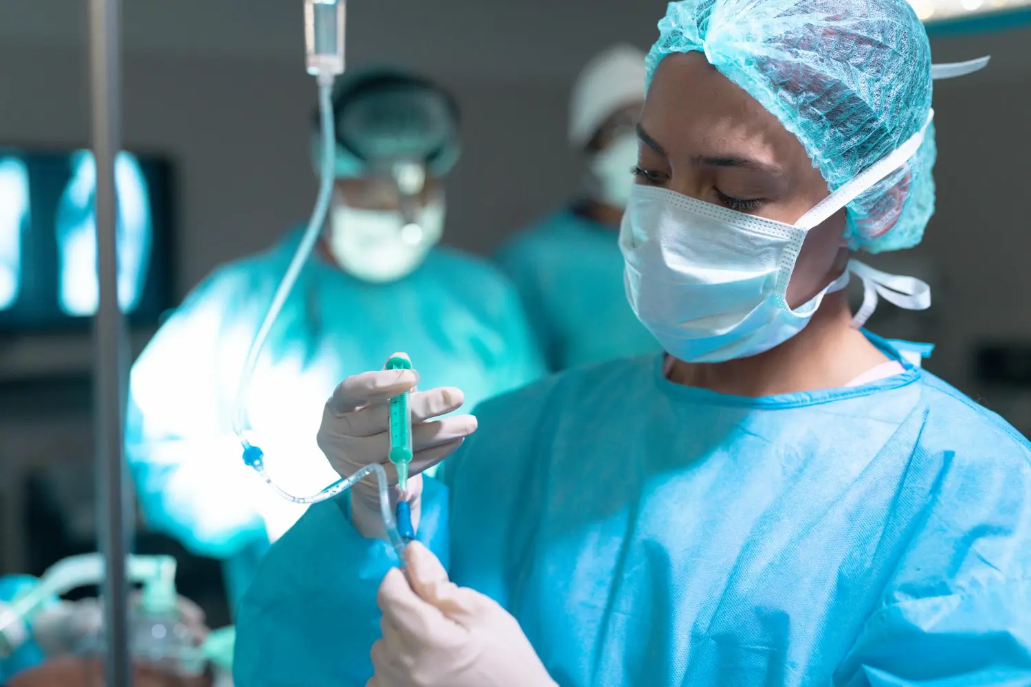 Equiparação hospitalar para anestesistas: Foto de uma médica anestesista em seu ambiente de trabalho