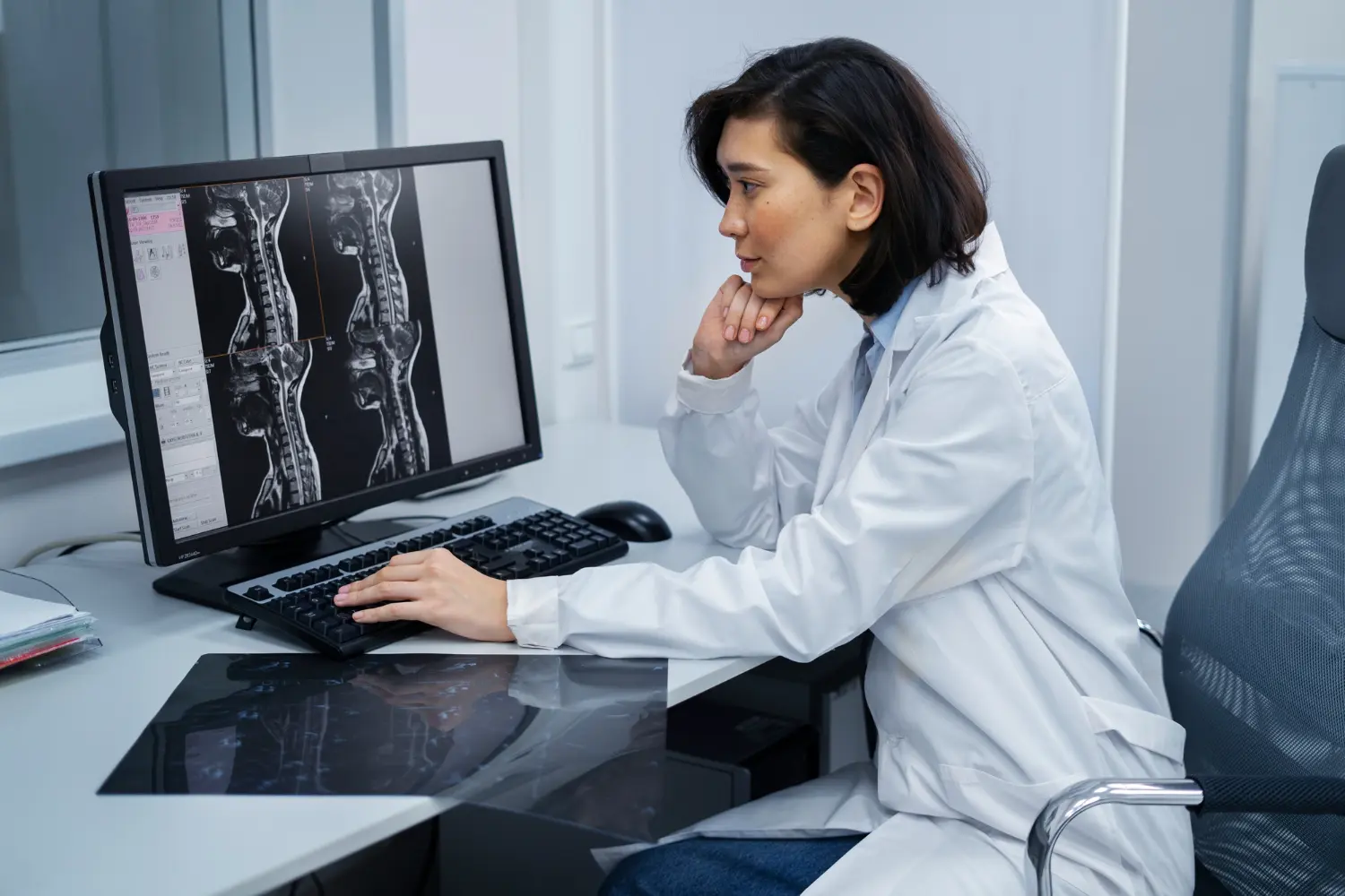 Equiparação hospitalar para radiologistas: Foto de uma radiologista analisando imagens de um paciente