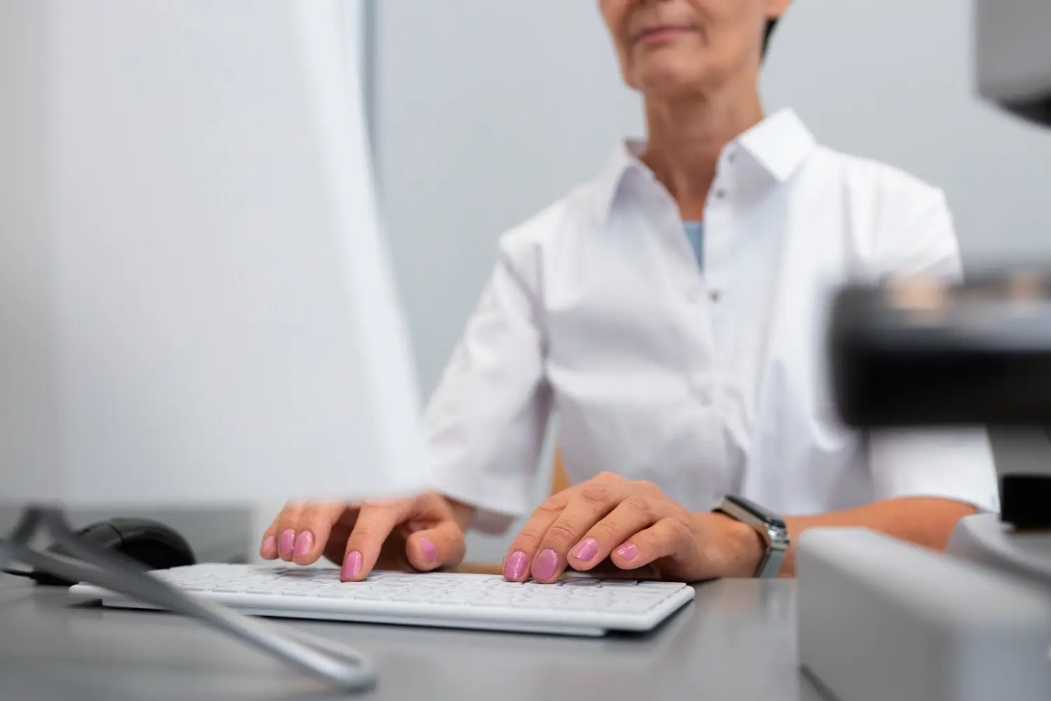 Importância da gestão integrada em consultórios médicos: Foto de uma médica fazendo planejamento de sua gestão no computador