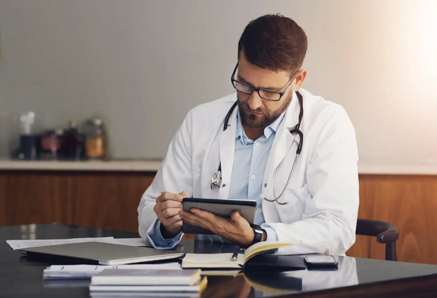 Glossário de finanças para médicos: Foto de um médico estudando em seu escritório