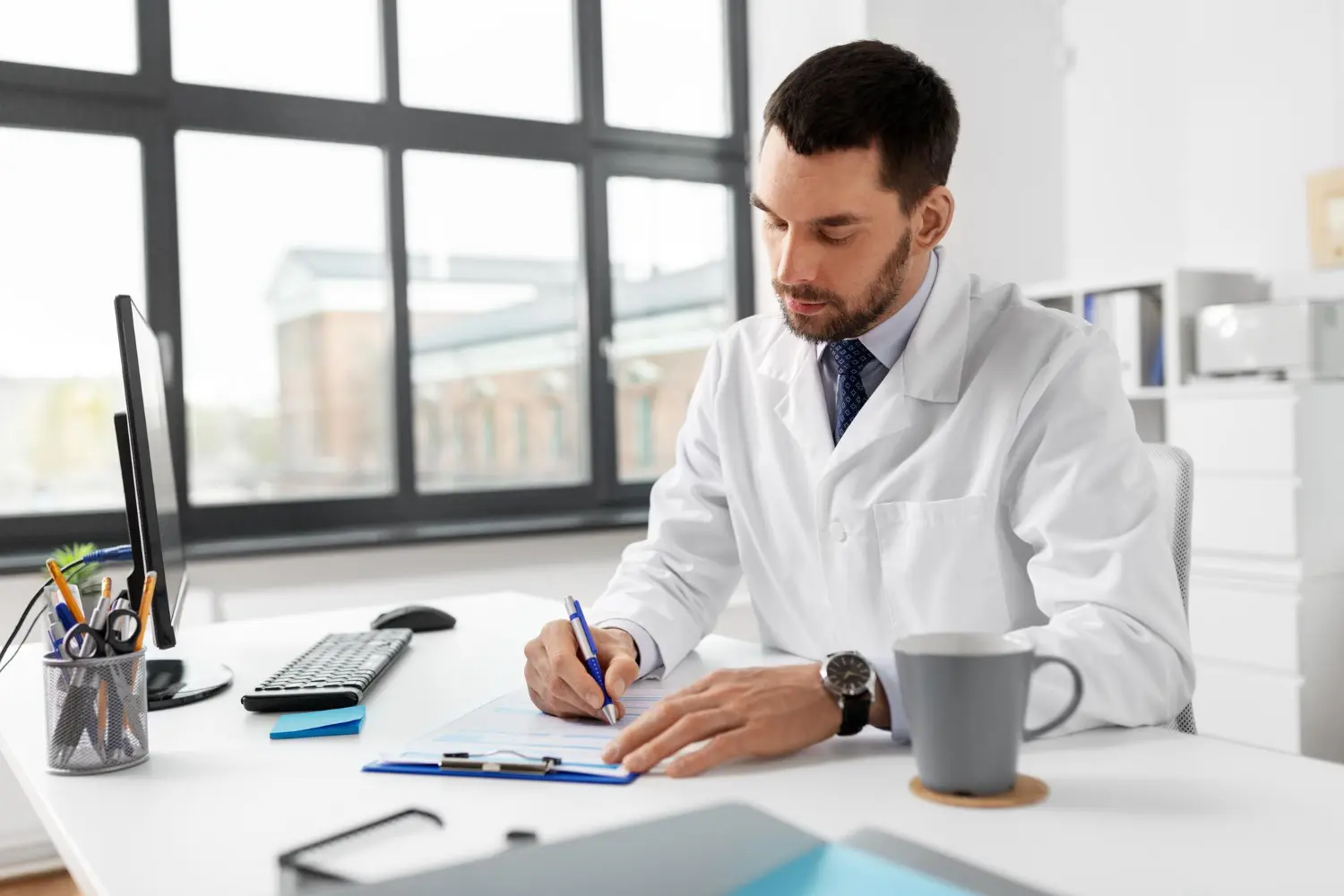 O que é TFF: Foto de um médico fazendo planejamento financeiro de sua clínica