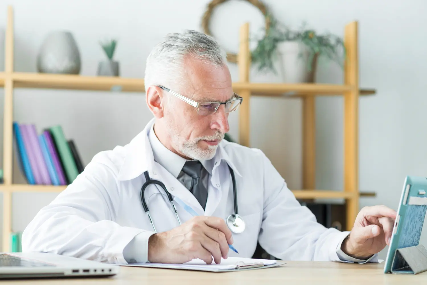 Planejamento tributário para médicos: Foto de um médico em seu consultório realizando planejamento tributário