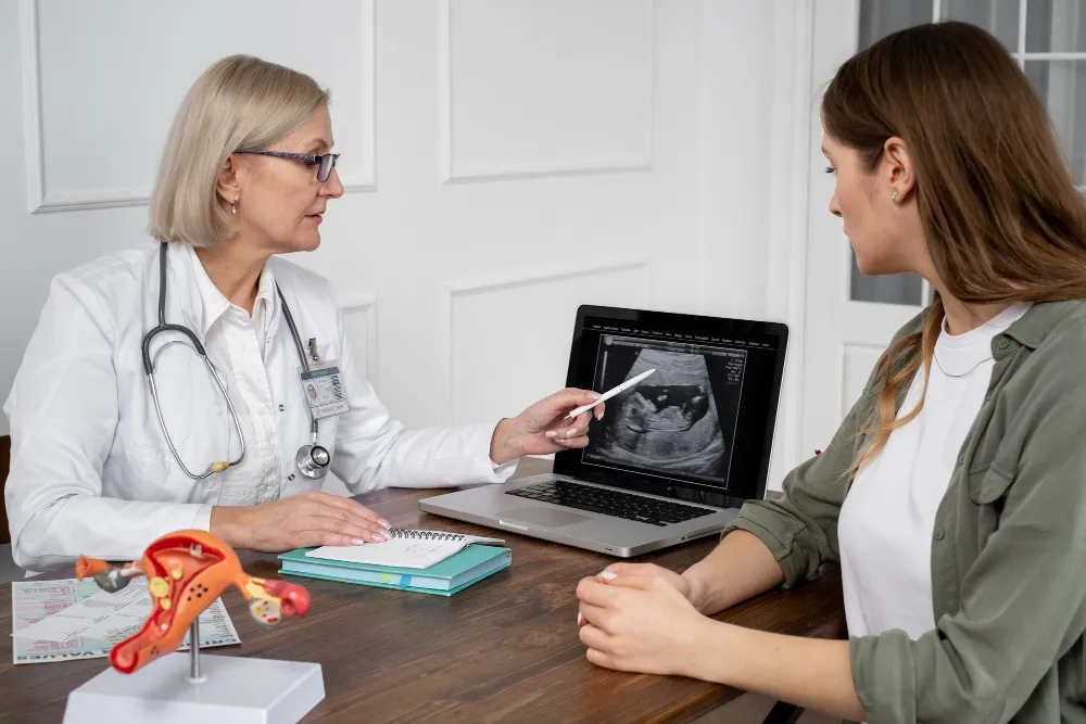Ginecologistas e obstetras pagam mais imposto do que deveriam. Veja como a equiparação hospitalar reduz legalmente o IRPJ e a CSLL e quais procedimentos garantem esse direito.
