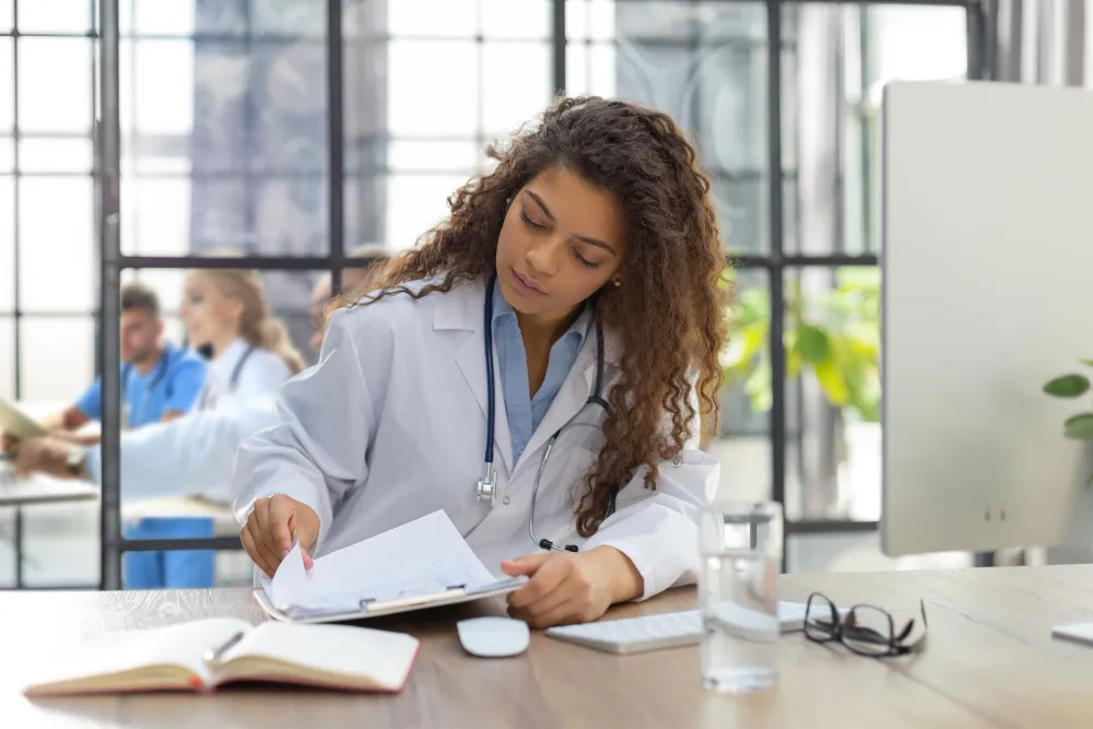 Gestão de carreira médica ajuda médicos a planejar o futuro além da clínica, explorando especialidades, novas áreas e crescimento profissional.