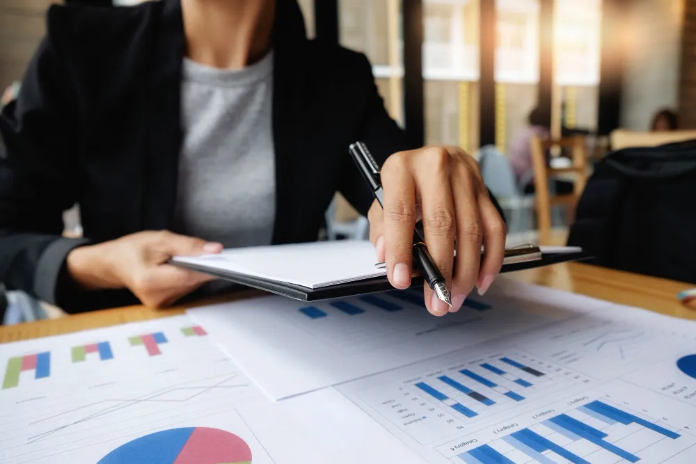Descubra como dashboards financeiros para médicos donos de clínicas eliminam a cegueira financeira e aumentam a lucratividade da clínica.
