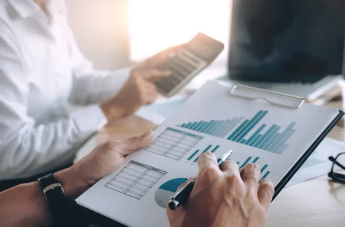 Entenda a diferença entre contabilidade financeira vs tributária para médicos e como cada uma impacta impostos, gestão e decisões estratégicas na saúde.