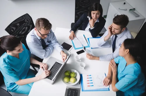 Empreendedorismo médico ajuda a transformar consultórios em negócios rentáveis. Veja planejamento, gestão financeira, processos e tecnologia na prática.
