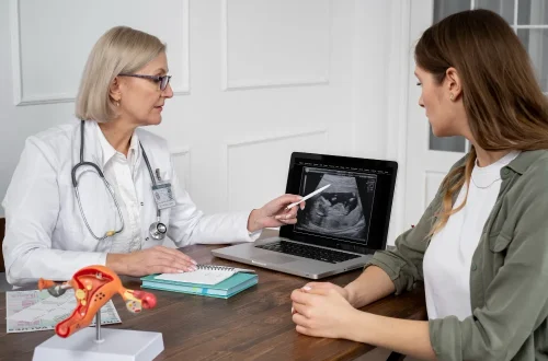 Ginecologistas e obstetras pagam mais imposto do que deveriam. Veja como a equiparação hospitalar reduz legalmente o IRPJ e a CSLL e quais procedimentos garantem esse direito.