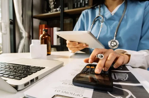 O que é o carnê-leão para médicos: Foto de uma médica realizando cálculos de impostos