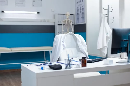 Quais CNAEs podem fazer equiparação hospitalar: Foto de um consultório médico vazio