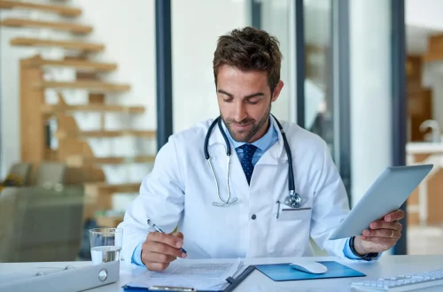 Como fazer a equiparação hospitalar: Foto de um médico analisando planilhas