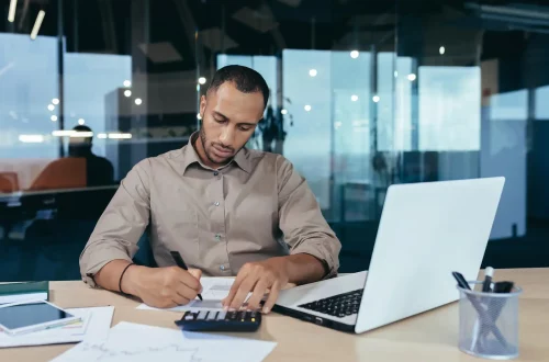 Como trocar de contador: Foto de um contador fazendo planejamento tributário