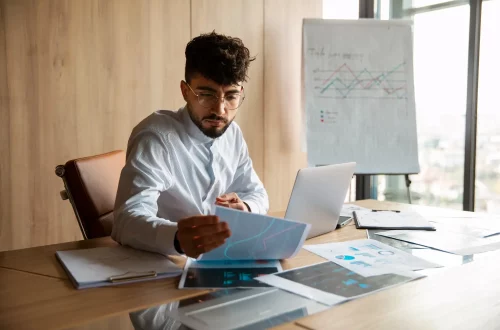 Como saber se o seu contador é honesto: Foto de um contador trabalhando em gestão financeira