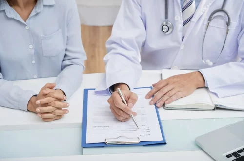 A importância do contrato social para sociedades médicas: Foto de um médico assinando documentos