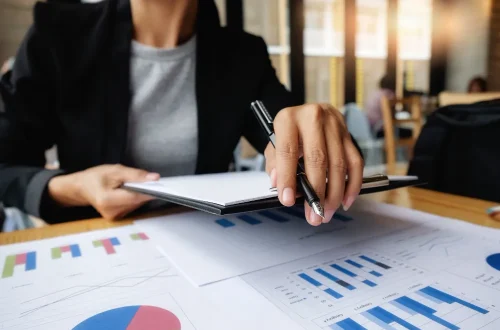 Descubra como dashboards financeiros para médicos donos de clínicas eliminam a cegueira financeira e aumentam a lucratividade da clínica.