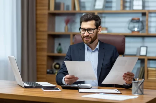 Diferenças contábeis entre médicos autônomos e sócios de clínicas: Foto de um contador comparando as diferenças entre dois clientes médicos