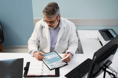 Educação financeira na formação médica: Foto de um médico realizando planejamento financeiro no consultório
