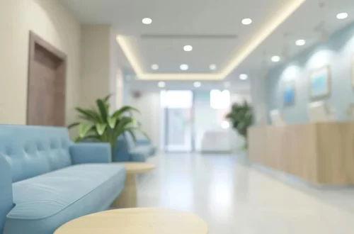 Equiparação hospitalar para clínicas multidisciplinares: Foto de uma sala de espera de uma clínica