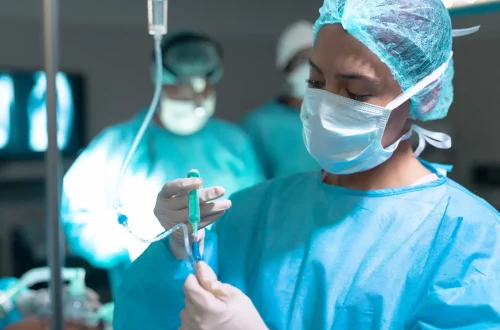 Equiparação hospitalar para anestesistas: Foto de uma médica anestesista em seu ambiente de trabalho