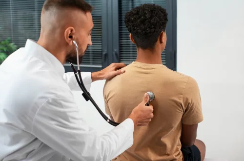 Equiparação hospitalar para cardiologistas: Foto de um médico fazendo exame em um paciente