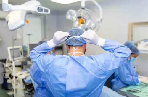 Equiparação hospitalar para cirurgiões: Foto de um cirurgião se preparando para uma operação