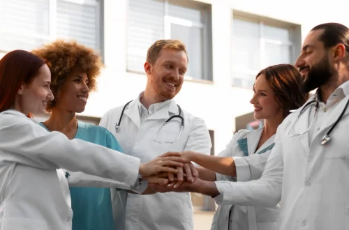 Equiparação hospitalar para médicos cooperados: Foto de médicos em grupo