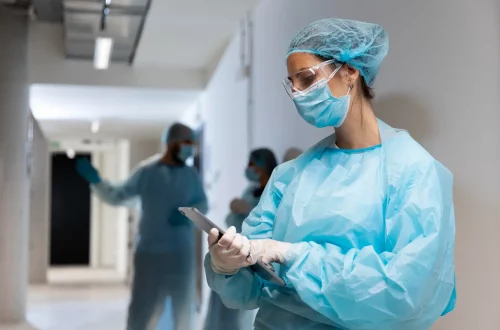 Equiparação hospitalar para intensivistas: Foto de uma médica em seu local de trabalho