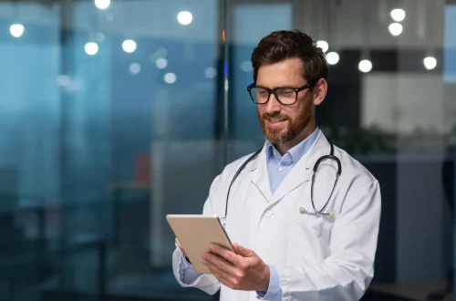 Especialidades médicas e seus salários no Brasil: Foto de um médico especialista em um escritório