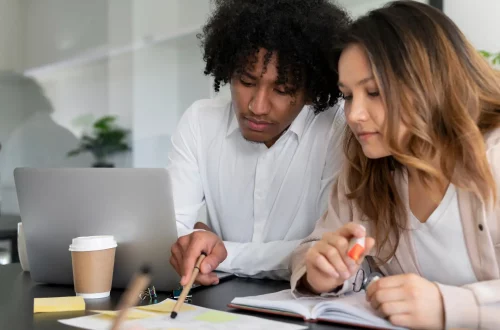 Fundamentos tributários essenciais: Foto de dois contadores planejando a gestão tributária de uma empresa