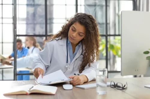 Gestão de carreira médica ajuda médicos a planejar o futuro além da clínica, explorando especialidades, novas áreas e crescimento profissional.