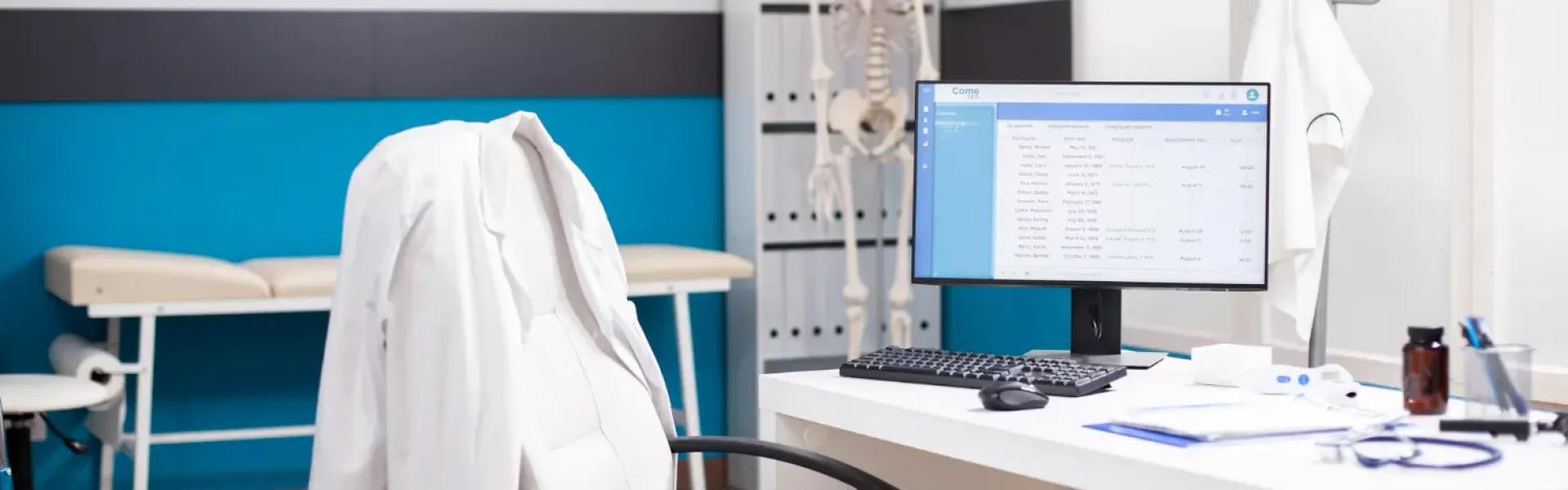 Erros mais comuns na gestão financeira de clínicas e consultórios: Foto de uma clínica médica com um computador mostrando dados dos pacientes