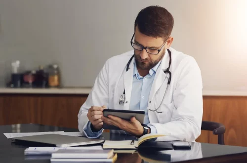 Glossário de finanças para médicos: Foto de um médico estudando em seu escritório