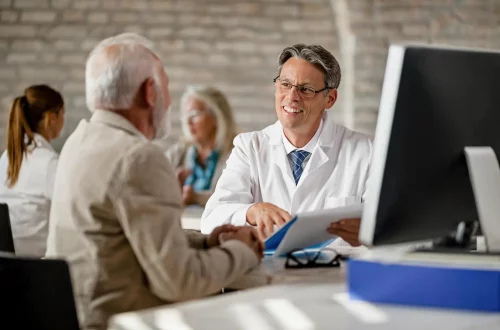 Imposto trimestral para profissionais da saúde: Foto de um médico e um contador fazendo planejamento tributário