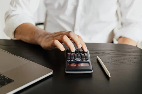 Saiba como funciona os impostos no atendimento domiciliar médico. Diferenças entre autônomo e CNPJ, ISS, notas fiscais e deduções.