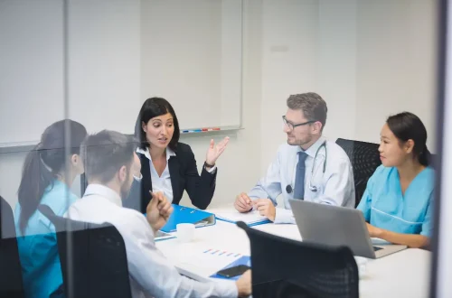 Liderança médica é essencial para resultados em saúde e gestão. Veja competências, estratégias práticas e como os médicos podem desenvolver liderança.