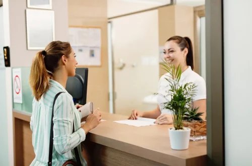 O que é equiparação hospitalar: Foto de uma pessoa sendo atendida na recepção de uma clínica médica