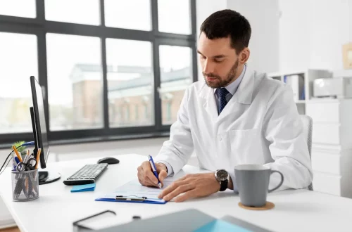 O que é TFF: Foto de um médico fazendo planejamento financeiro de sua clínica