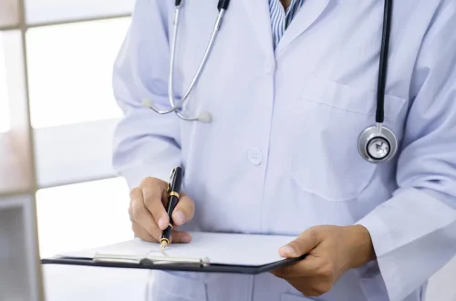 Saiba tudo sobre obrigações acessórias de clínicas médicas, incluindo eSocial, SPED, DMED e ISS. Evite multas e garanta conformidade.