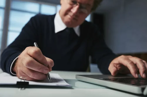 Como a reforma tributária impacta a equiparação hospitalar; foto de um médico calculando as alterações de tributos em sua clínica diante da reforma tributária