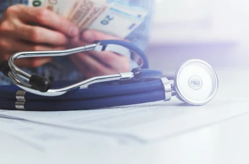 Salário médico: Foto de um médico recebendo seu salário