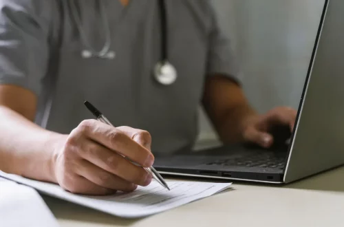Sazonalidade médica: Foto de um médico fazendo o planejamento do seu consultório para a época de sazonalidade