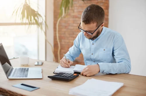 Simples Nacional, Lucro Presumido ou Lucro Real: Foto de um médico concentrado em seu planejamento tributário